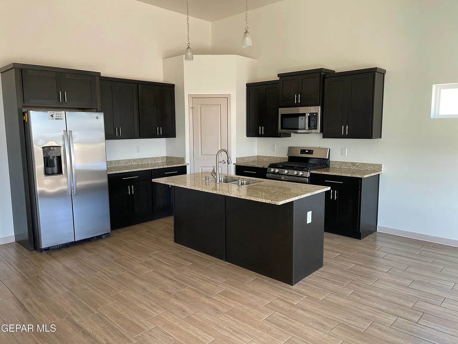 3 bed, 2.5 bath, 1943 sqft, $2,000 — Photo 4