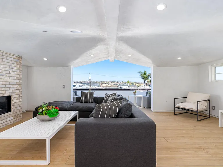 1025 W Balboa Blvd — Photo 42