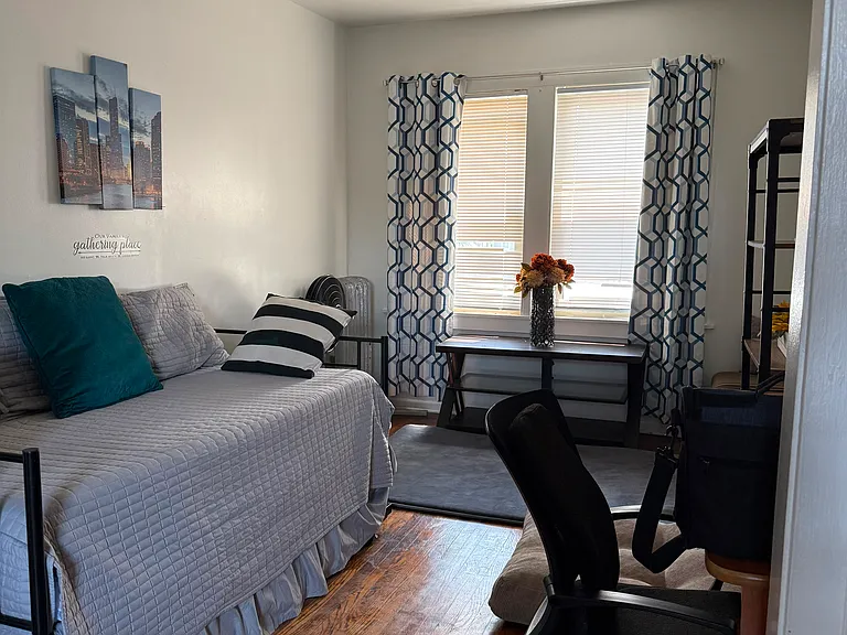2611 W Peterson Ave #2R — Photo 3
