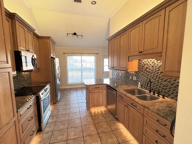 506 Laurelwood Dr — Photo 2