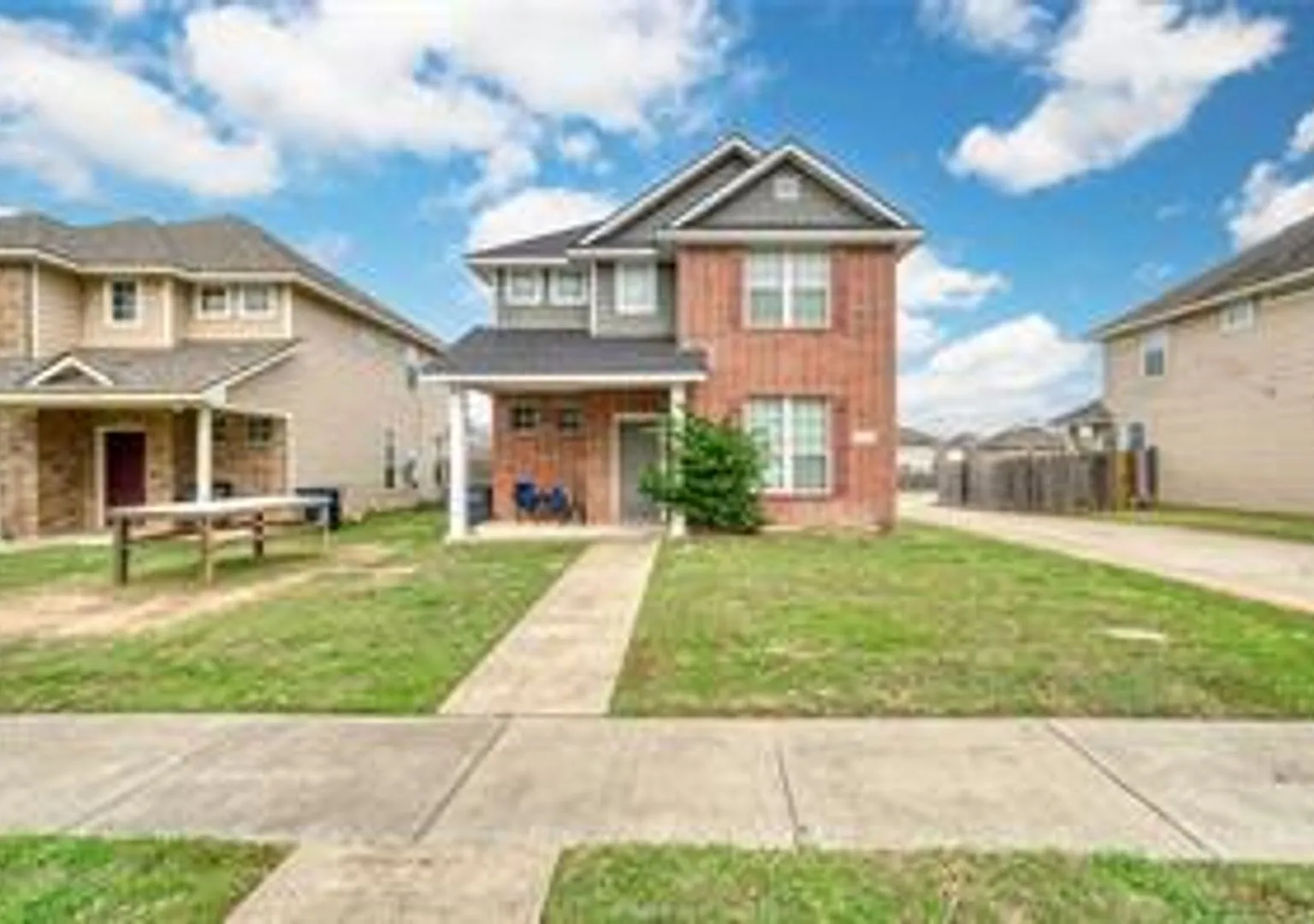 Great Location!! With Pool! — Photo 1