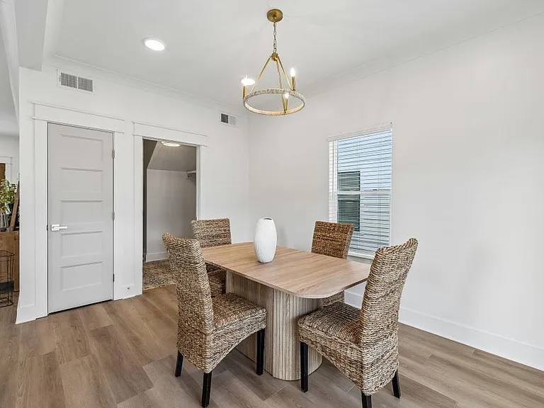 106 N Moss Ave — Photo 6