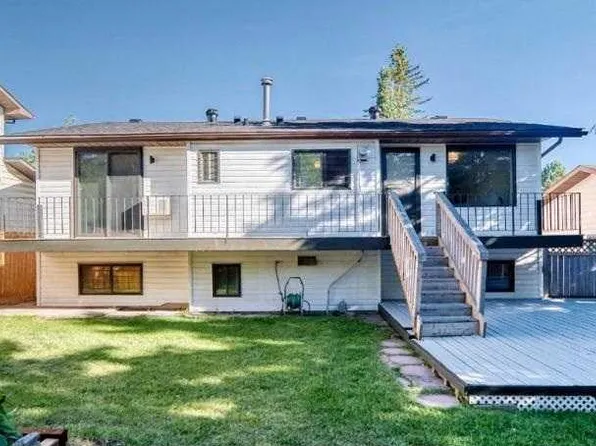19 E Hawkwood Dr NW, Calgary, AB T3G 1Z2