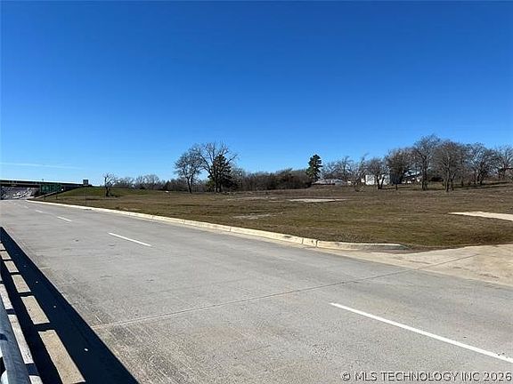5th image of 814 S Service Rd