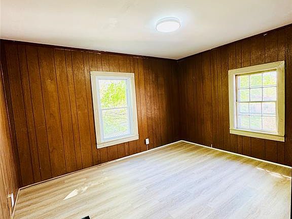 2nd image of 18 Robinson St #1
