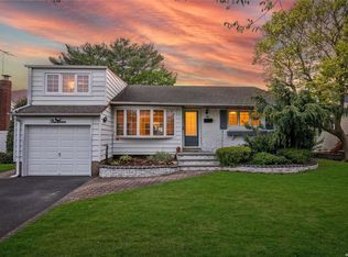 14 Terry St, Hicksville, NY 11801