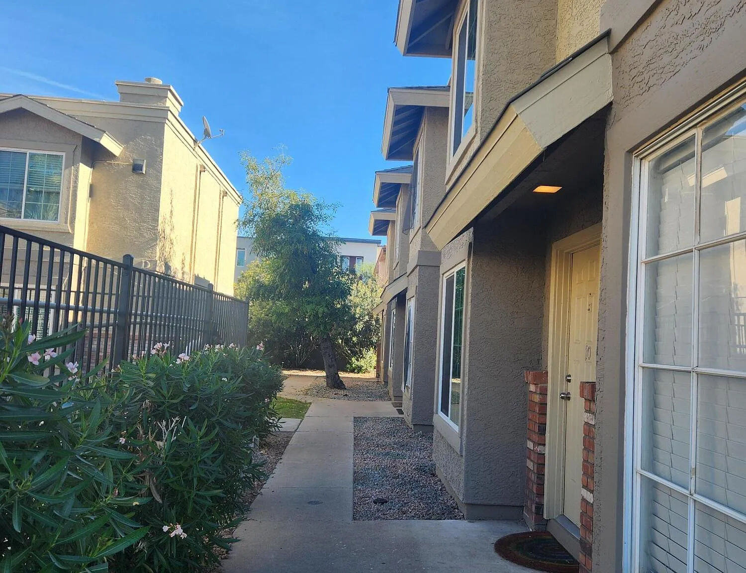 2 bed, 1.5 bath, 984 sqft, $1,500 — Photo 2