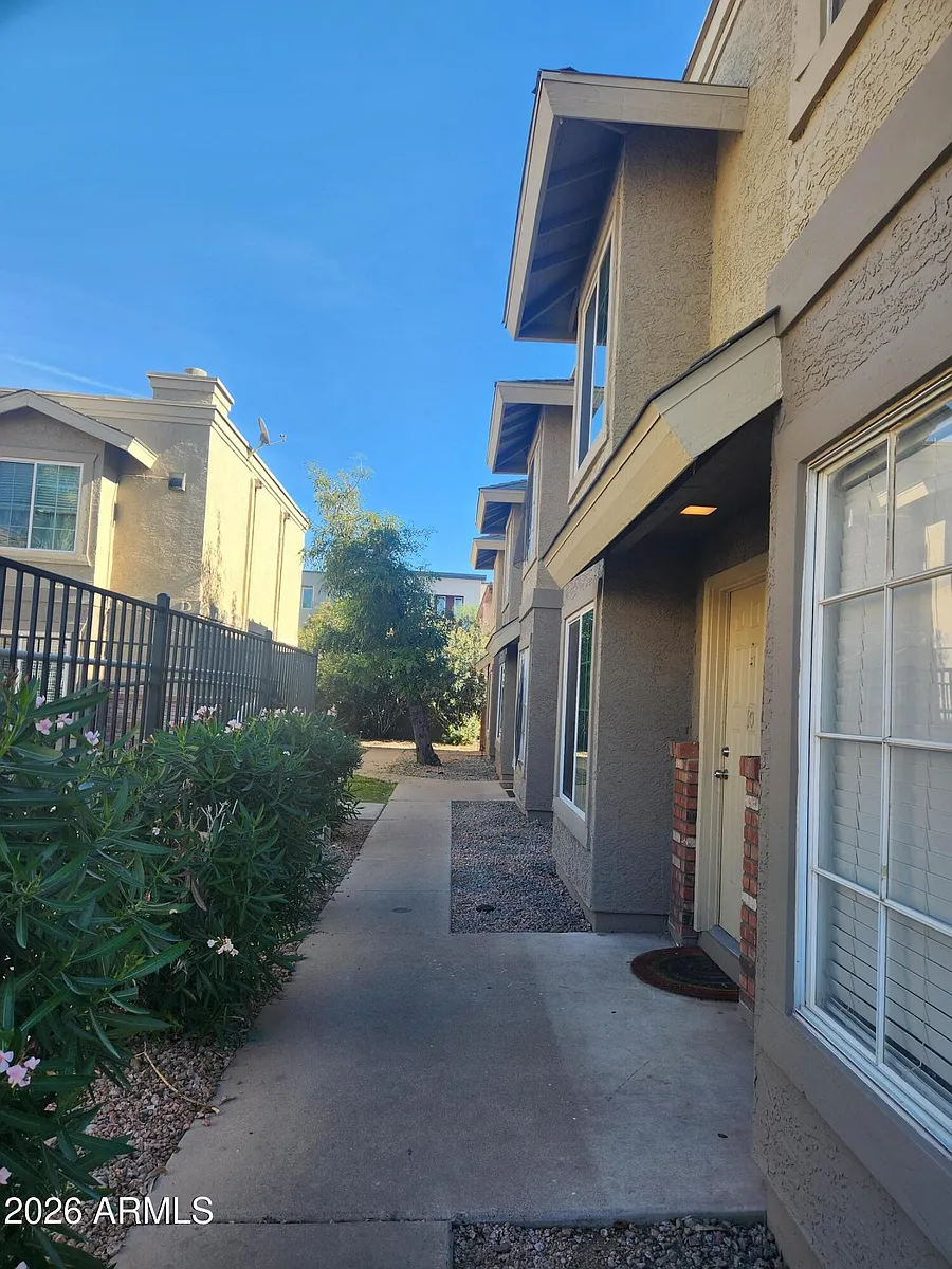 Building Photo - 1055 W 5th St #12