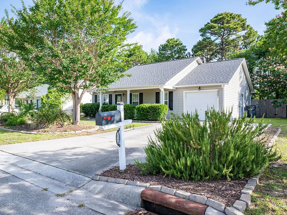 1st image of 907 Brewster Ln