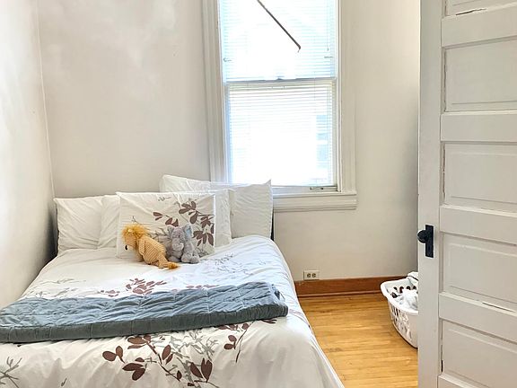 4th image of 3537 N Hermitage Ave #1