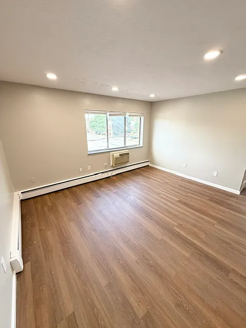 1 bed, 700 sqft, $995 — Photo 2