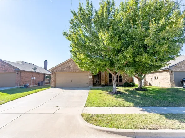 256 Spring Hollow Dr, Saginaw, TX 76131