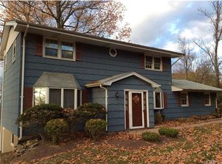490 Mitchell Dr, Valley Cottage, NY 10989