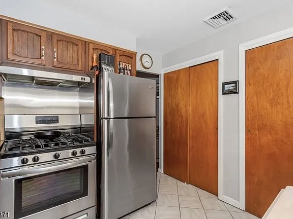 4th image of 143 4th St Floor 2
