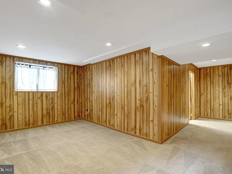 821 N Latham St — Photo 36