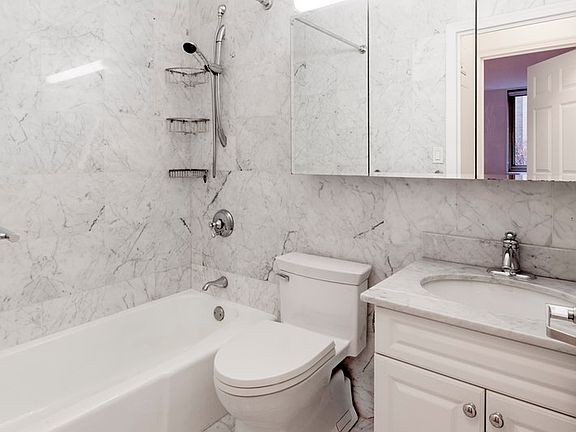 5th image of 30 W 63rd St APT 6R
