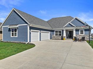 1320 Foxwood PASS, Oconomowoc, WI 53066