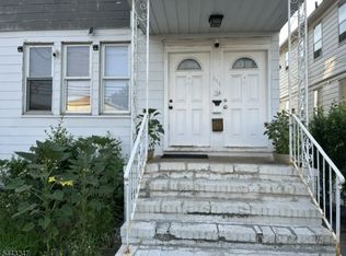 523 Richmond St, Elizabeth City, NJ 07202