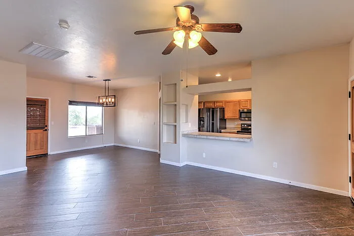 3 bed, 2.0 bath, 1976 sqft, $2,200 — Photo 4