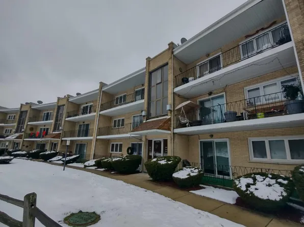9508 S 86th Ave APT 303, Hickory Hills, IL 60457