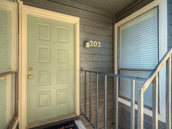 2nd image of 11520 N May Ave #C202