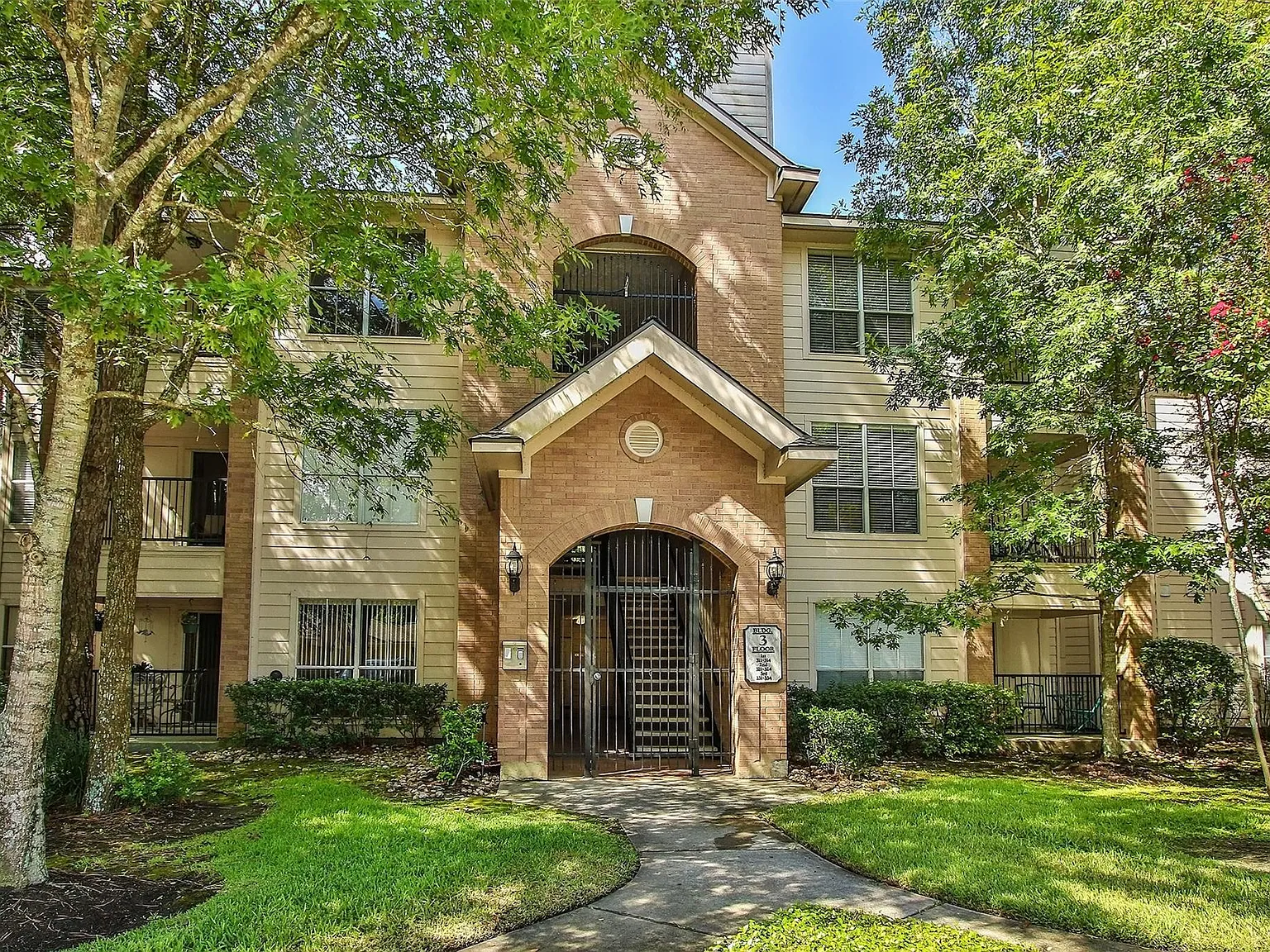 2 bed, 2.0 bath, 1200 sqft, $1,900 — Photo 3