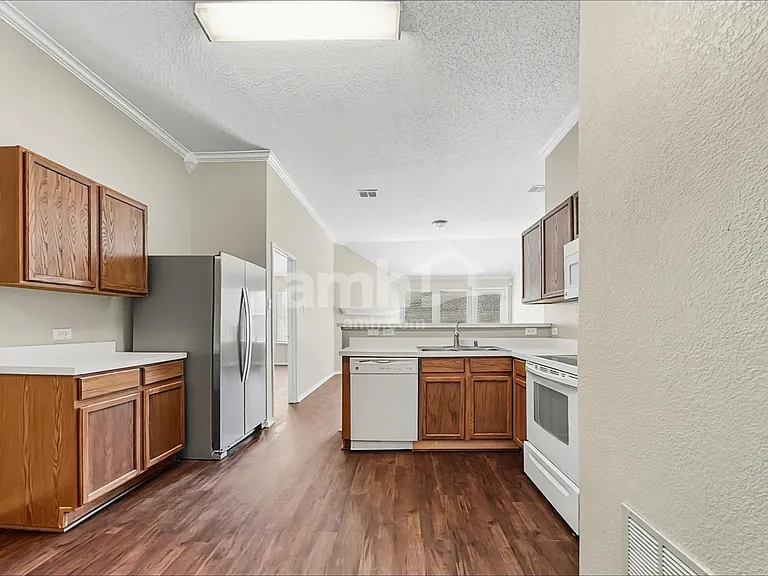 1009 Henry Ct — Photo 4