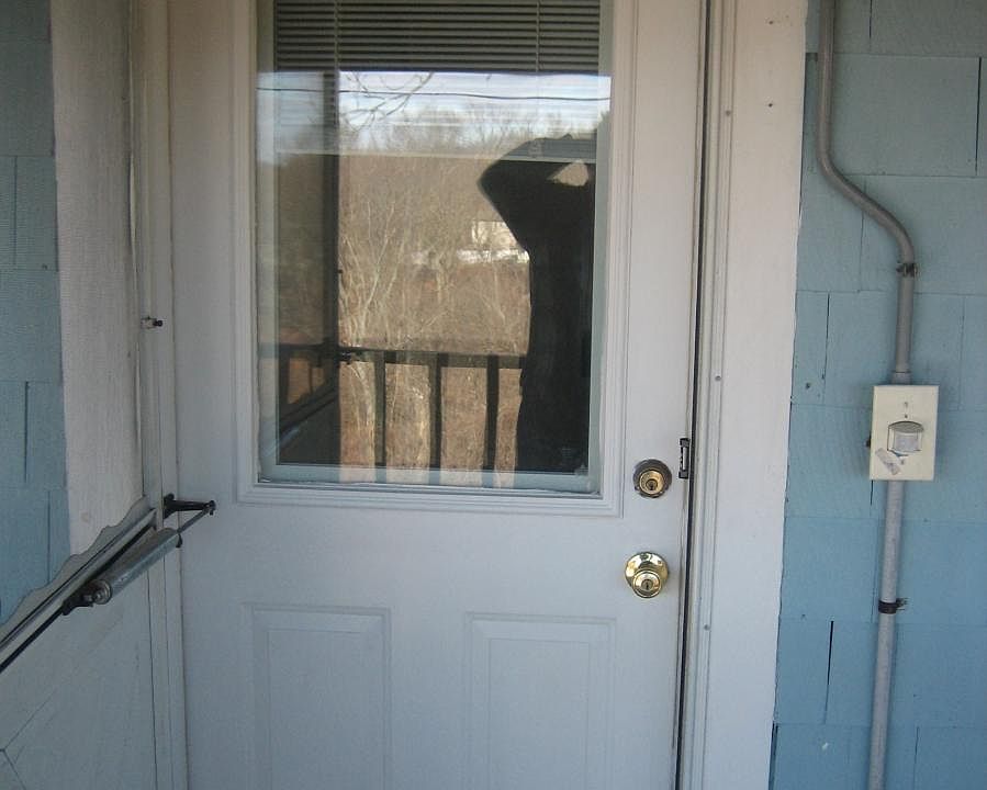 kitchen entrance, Rear/main