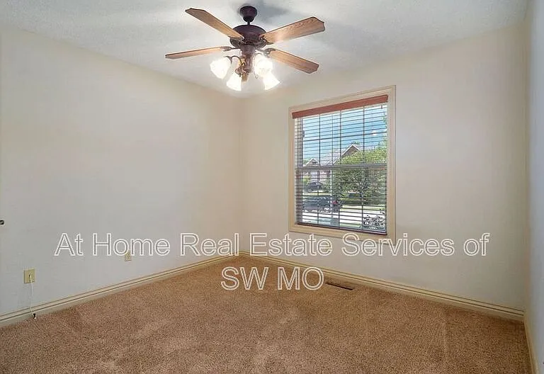 122 W Sandalwood Ln — Photo 15