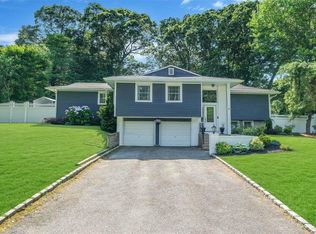 2 Caddy Pl, Rocky Point, NY 11778