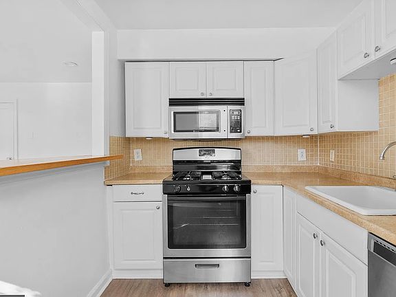 4th image of 3850 Brunswick Ave #B