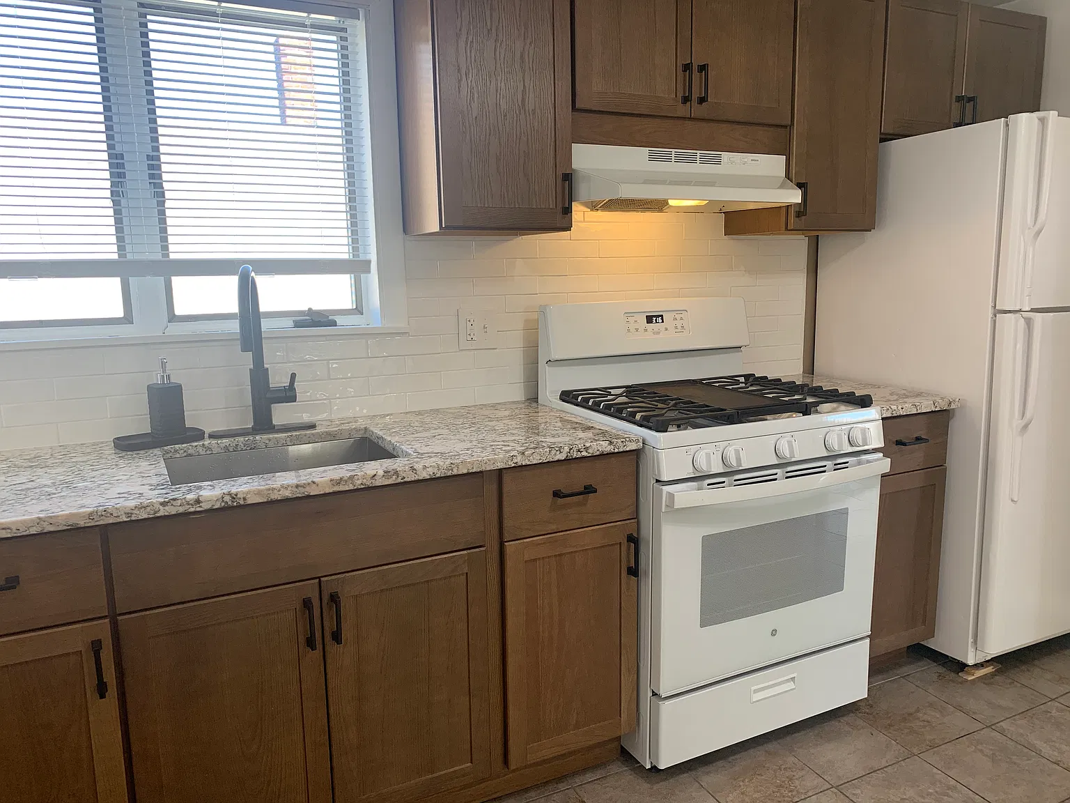 2 bed, 9999 sqft, $2,450 — Photo 4