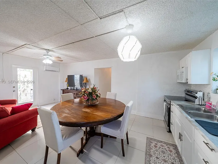 1678 SW 11th St #1 — Photo 4