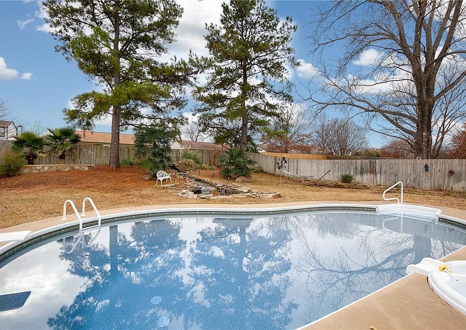 1st image of 410 Rosemary Ln