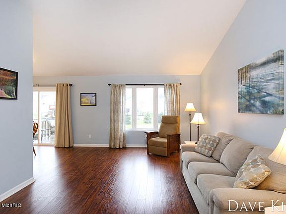 4th image of 642 Green Meadows Dr