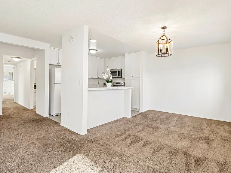 450 W Vermont Ave — Photo 7