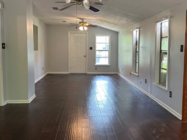 1139 Dudley Ln — Photo 3