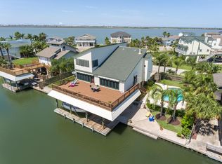 531 Paradise Dr, Tiki Island, TX 77554