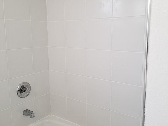 Full bathroom 2nd floor