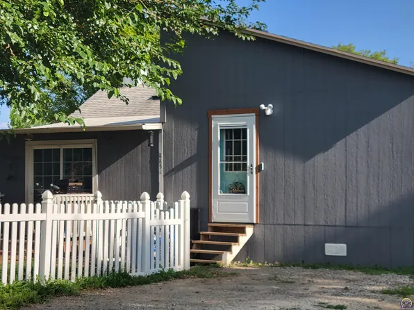 8851 Hickory Ln, Ozawkie, KS 66070