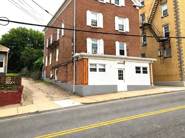 558 E School St, Woonsocket, RI 02895