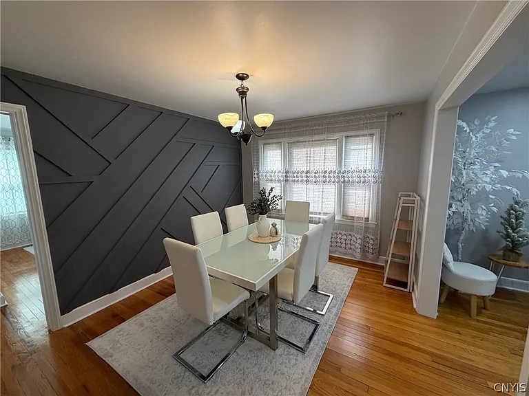 902 James St — Photo 11