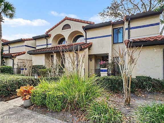 3rd image of 3809 LAVISTA Circle #204