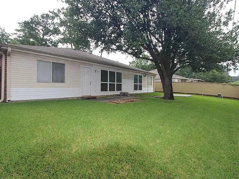 22715 Bridgewater Dr — Photo 2