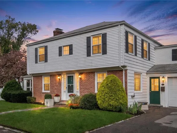 15 Elmsgate Way, Rumford, RI 02916