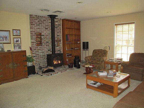 3rd image of 213 Redbud Dr