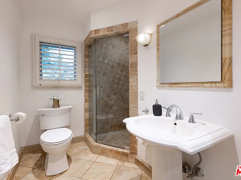 2559 Hutton Dr — Photo 11
