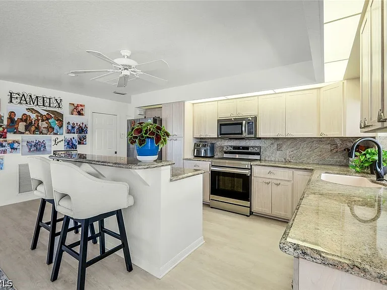 2556 SW 28th Pl — Photo 13
