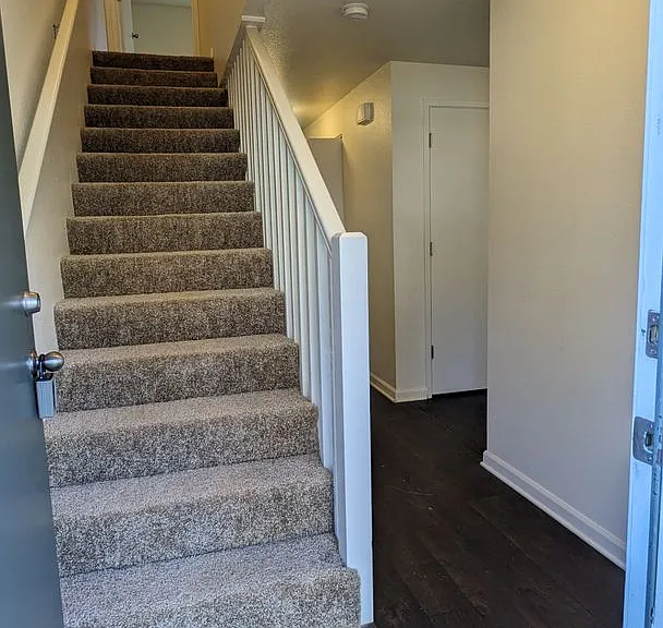 Royal Crest Townhomes — Photo 8