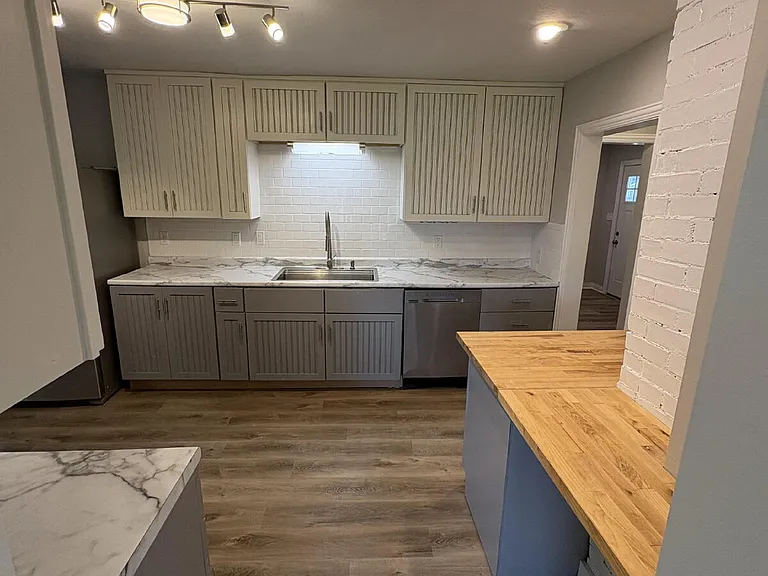 2211 E Walnut St — Photo 15